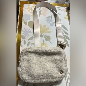 LULULEMON FLEECE EVERYWHERE BELT BAG 
2L - in  White Opal/Gold